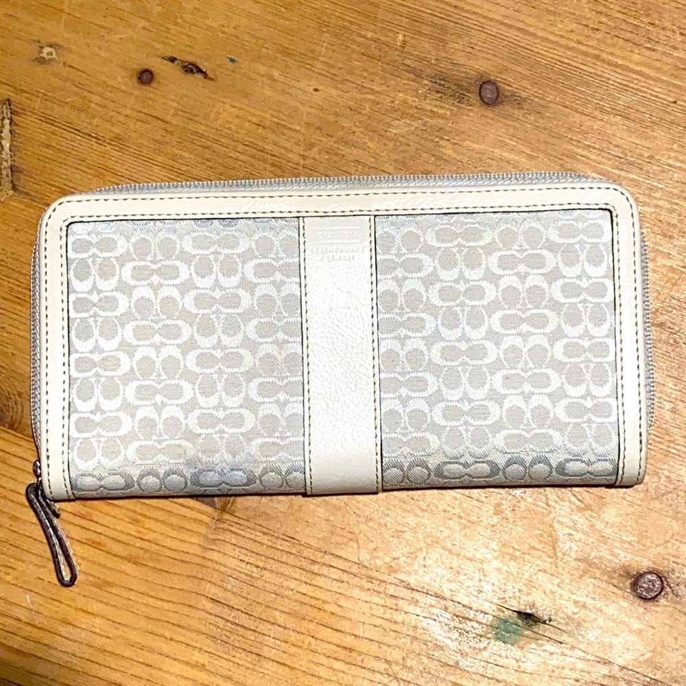 NWOT COACH accordion Wallet White C signature zip